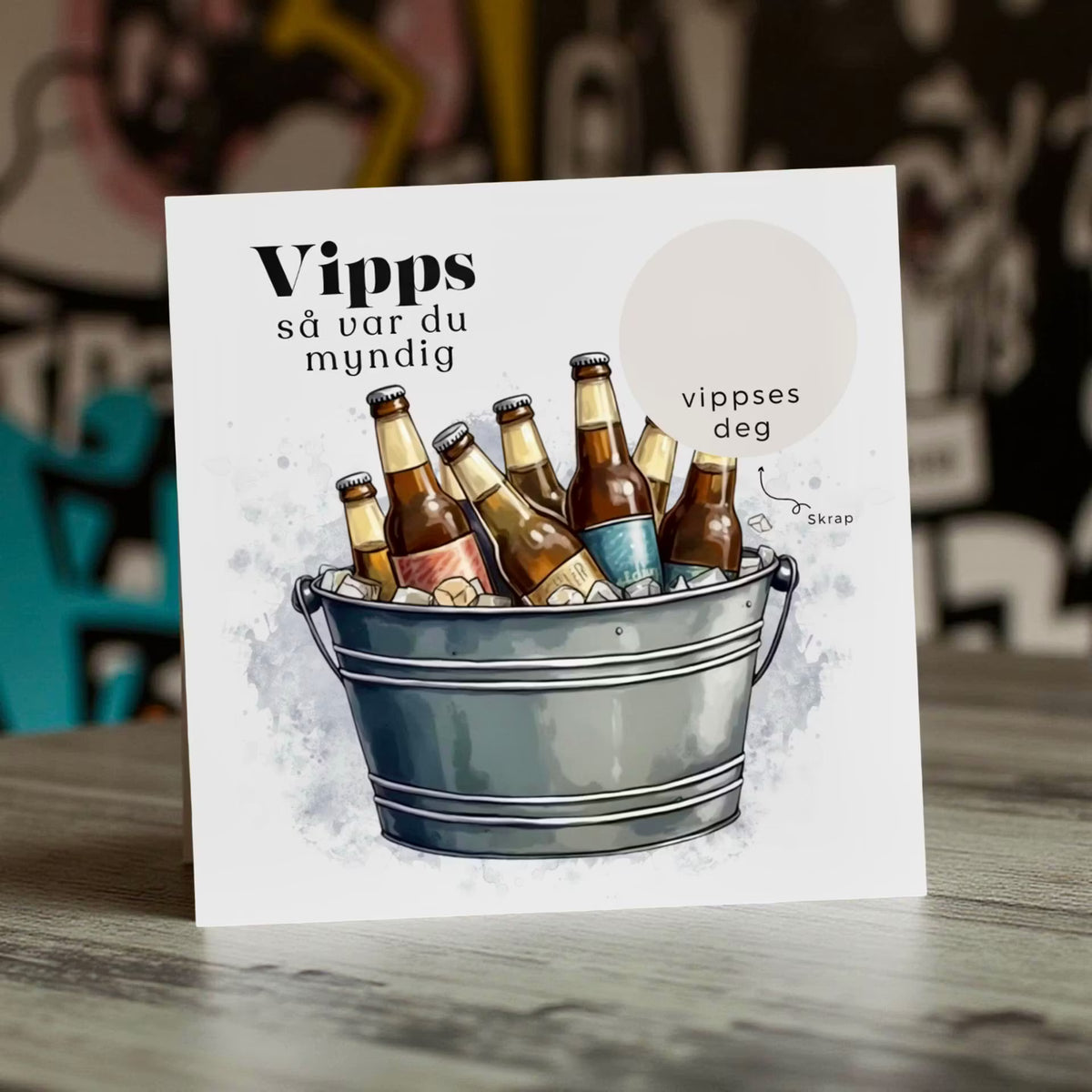 Vipps skrapekort fra Emerense – morsomme og personlige kort til alle anledninger. Skriv gaven, dekk med skrapemerket og la mottakeren skrape frem overraskelsen. Med konvolutt. Finnes også som standard anledningskort uten Vipps.