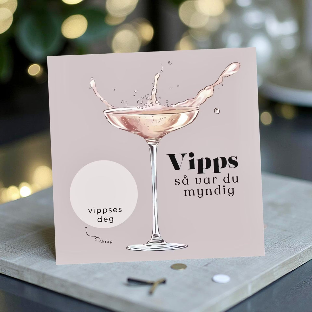 Vipps skrapekort fra Emerense – morsomme og personlige kort til alle anledninger. Skriv gaven, dekk med skrapemerket og la mottakeren skrape frem overraskelsen. Med konvolutt. Finnes også som standard anledningskort uten Vipps.