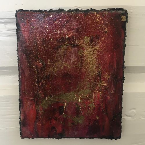 Rektangulært kunstverk, 20×15 cm, med abstrakt ansikt i dype røde og gyldne nyanser med grov sort kant. Tre ansikter, akryl og mixmedia. Art by Emerense