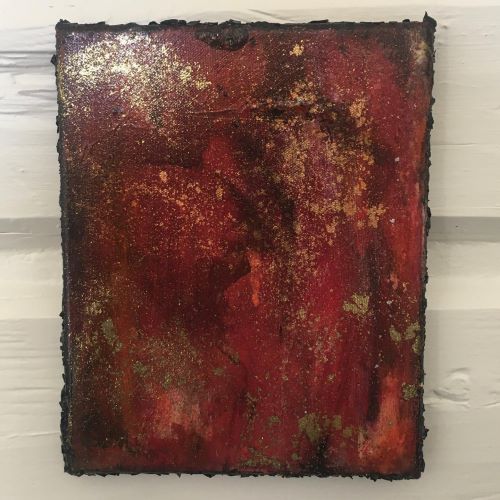 Rektangulært kunstverk, 20×15 cm, med abstrakt ansikt i mørke røde og sorte toner med grov kant. Tre ansikter, akryl og mixmedia. Art by Emerense