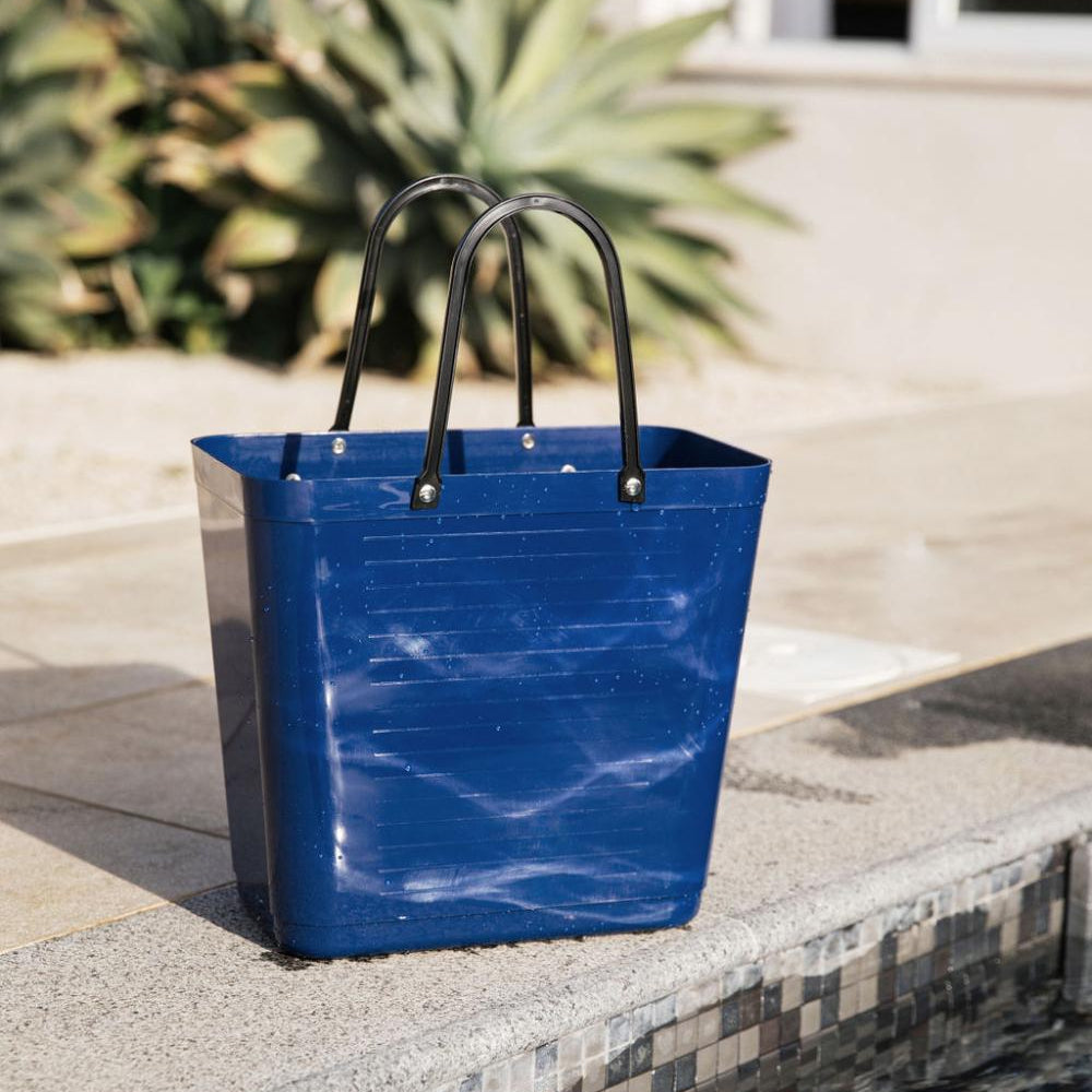 Høy Hinza-veske i resirkulert plast – svensk designveske
