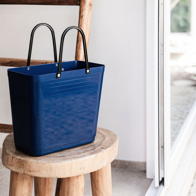 Høy Hinza-veske i resirkulert plast – svensk designveske