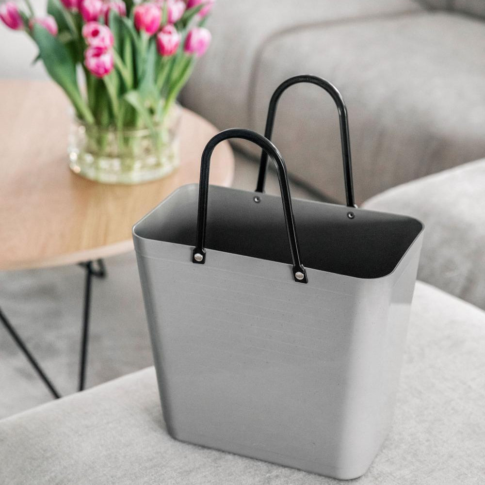 Høy Hinza-veske i resirkulert plast – svensk designveske