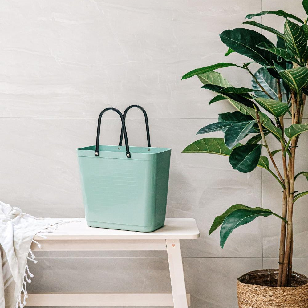 Høy Hinza-veske i resirkulert plast – svensk designveske