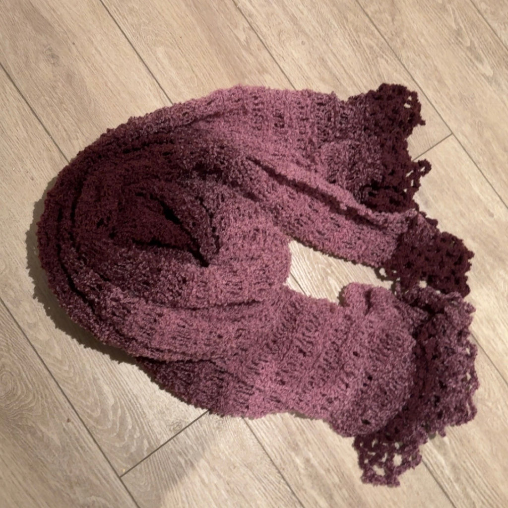 Heklet og strikket sjalskjerf i burgunder og rosa