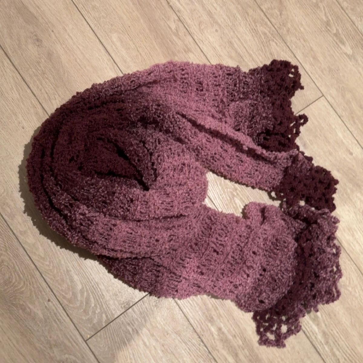 Heklet og strikket sjalskjerf i burgunder og rosa