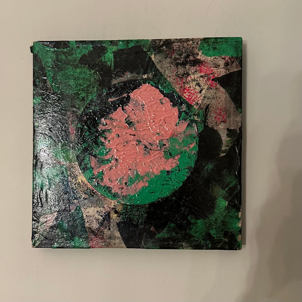 Eclipse I, rundt kunstverk i rosa og grønt på mørk collage, malt med akvarell og akryl, montert på treplate.