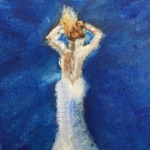 Kvadratisk oljemaleri, 20×20 cm, med elegant dame i hvit kjole sett bakfra mot dyp blå bakgrunn. Hendene løftet mot håret. Flott dame av Art by Emerense