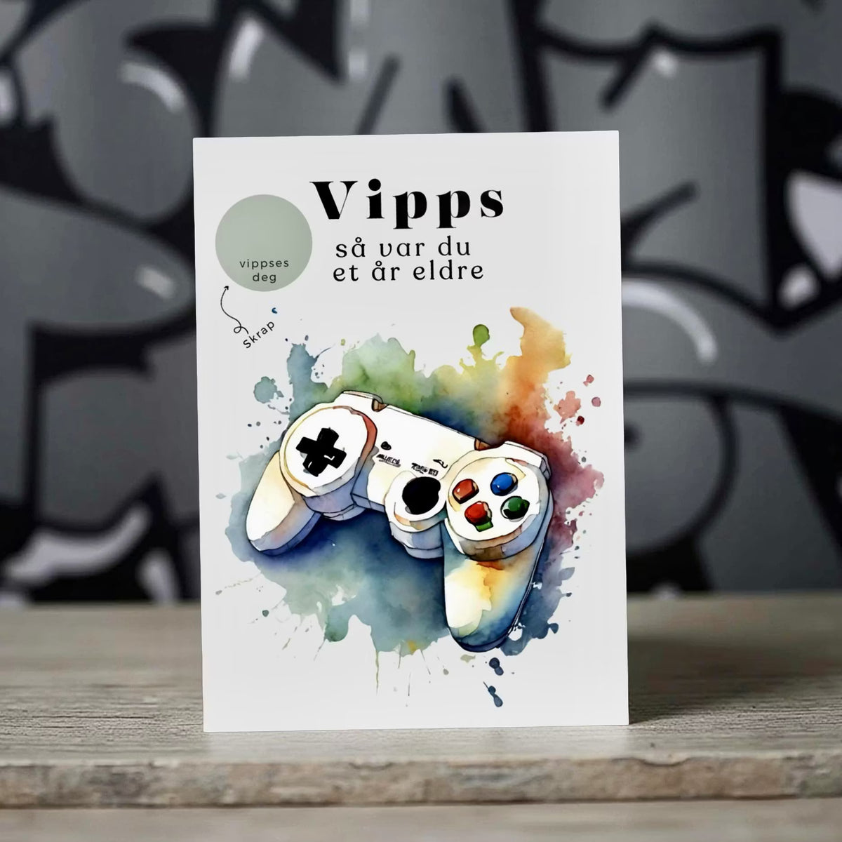 Vipps skrapekort fra Emerense – morsomme og personlige kort til alle anledninger. Skriv gaven, dekk med skrapemerket og la mottakeren skrape frem overraskelsen. Med konvolutt. Finnes også som standard anledningskort uten Vipps.