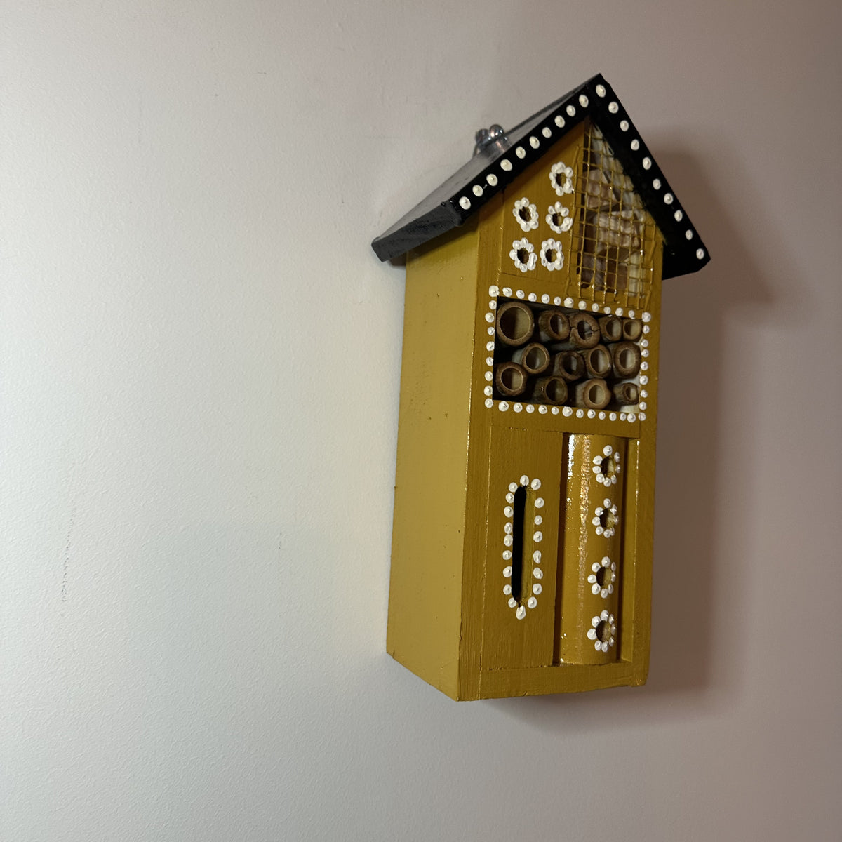 Insektshotell Humlevegen – dekorert insektshotell i tre fra Emerense