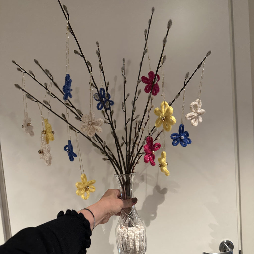 enneblomster hengende som dekorasjon – håndlagde blomster fra Emerense i ulike farger
