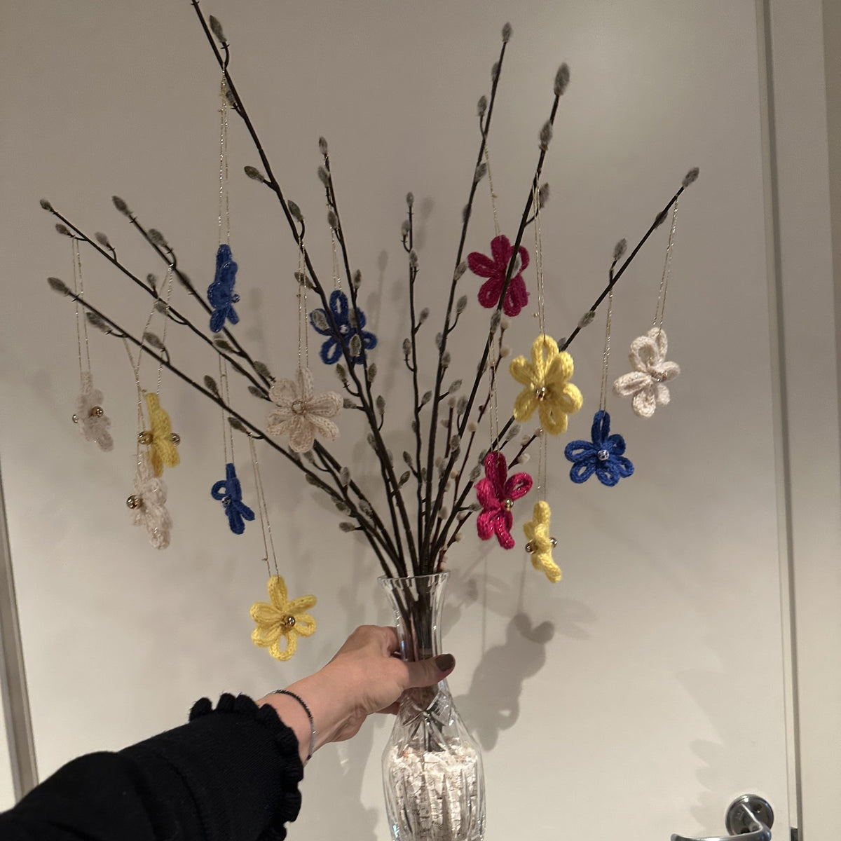 Venneblomster fra Emerense – håndlagde blomster av strikkede snorer med perle og gulltråd til oppheng