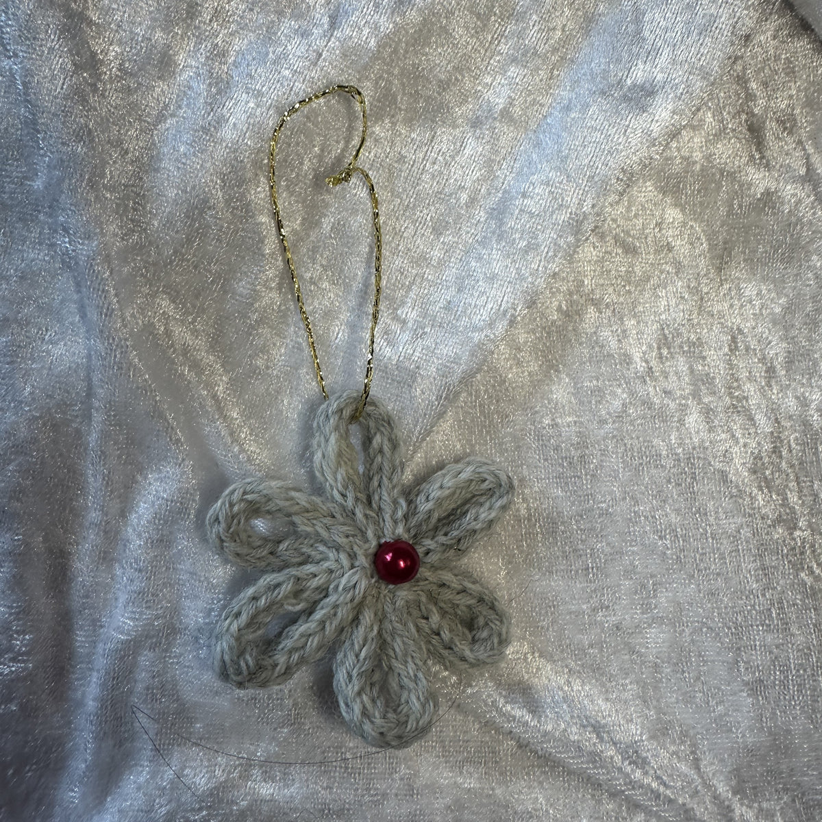 Venneblomst 2 – lysgrå med rød perle, håndlaget blomst fra Emerense