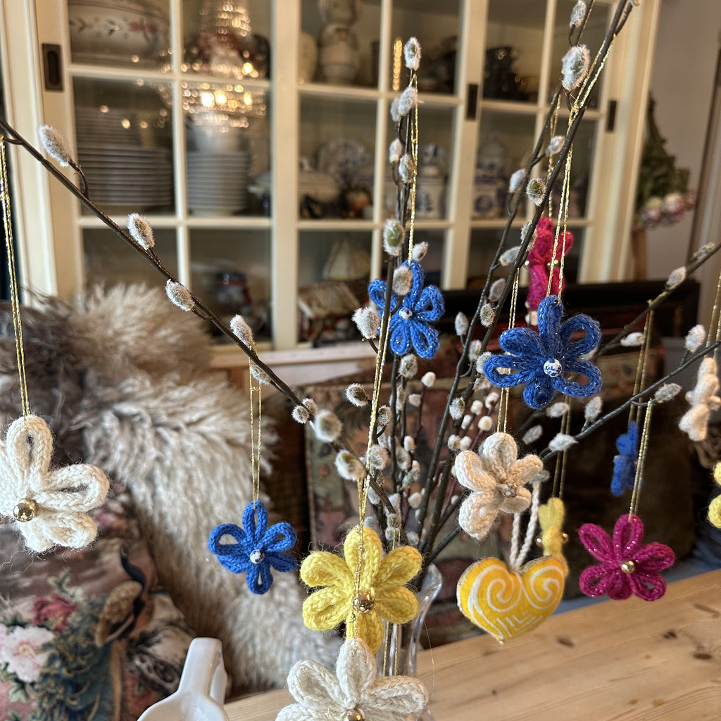 Venneblomster fra Emerense – håndlagde blomster av strikkede snorer med perle og gulltråd til oppheng