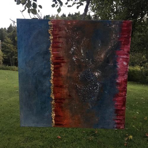 Stort kvadratisk kunstverk, 80×80 cm, med abstrakt hjort i teksturert rødt og oransje mot blå bakgrunn. Fotografert utendørs i hage. Jakt, olje og mix medium på lerret. Art by Emerense