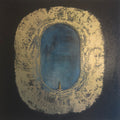 Stort kvadratisk kunstverk, 80×80 cm, med oval blå portal omgitt av grov gullfarget tekstur på sort bakgrunn. Liten figur i gull nederst i midten. Jeg viser deg universet, akryl og mixmedia. Art by Emerense