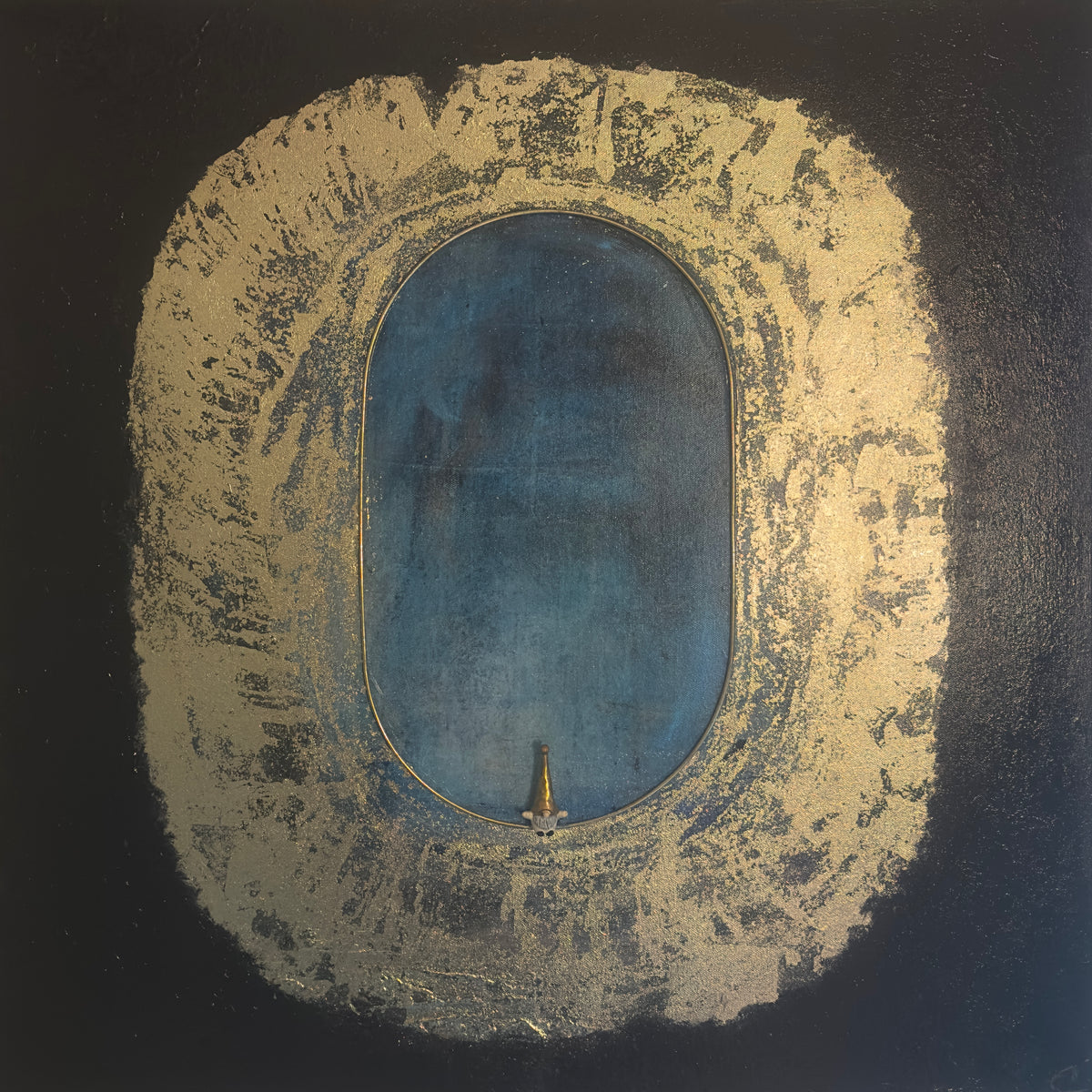 Stort kvadratisk kunstverk, 80×80 cm, med oval blå portal omgitt av grov gullfarget tekstur på sort bakgrunn. Liten figur i gull nederst i midten. Jeg viser deg universet, akryl og mixmedia. Art by Emerense