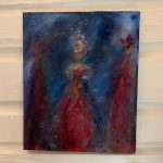 Figurativt akrylmaleri, ca. 40×50 cm, med en dame i rødt flankert av to mørke figurer mot blå bakgrunn. Maktspill av Art by Emerense