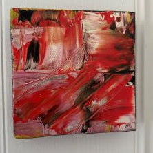 Nærbilde av kvadratisk kunstverk med ekspressive røde og sorte penselstrøk og metallisk glans. 15×15 cm, mix medium. Art by Emerense