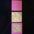 Tre firkantede lerret, 15×15 cm, arrangert vertikalt mot sort bakgrunn. Øverst: rosa strukturert overflate. Midten: gull bladermetall tekstur. Nederst: rosa lerret med gull bladermetall detalj. Rosadrømmer, mixed media. Art by Emerense