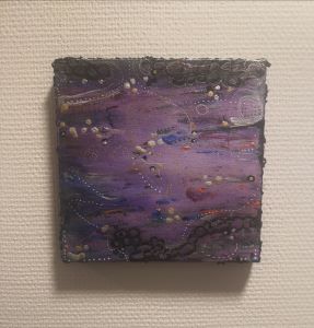 Kvadratisk kunstverk, 20×20 cm, med dype lilla og blå nyanser, sølvdetaljer og teksturert overflate i mixmedia. Somewhere av Art by Emerense