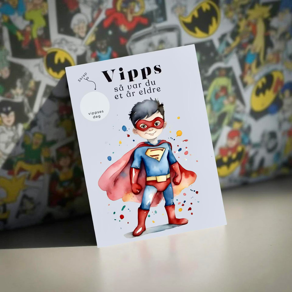 Vipps skrapekort fra Emerense – morsomme og personlige kort til alle anledninger. Skriv gaven, dekk med skrapemerket og la mottakeren skrape frem overraskelsen. Med konvolutt. Finnes også som standard anledningskort uten Vipps.