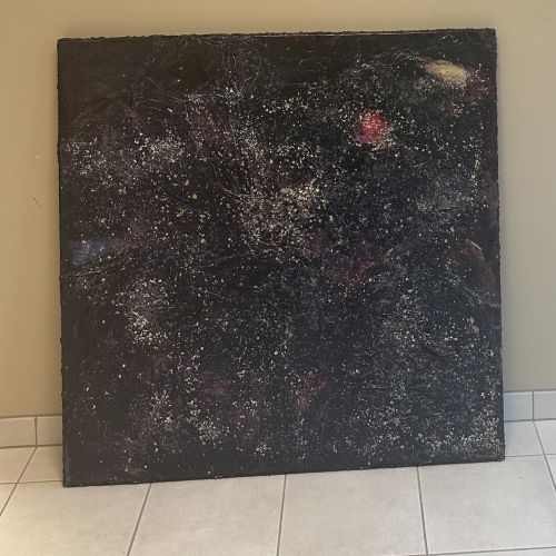 Stort kvadratisk kunstverk, 100×100 cm, sett nedenfra og til siden. Sort og dyp blåsvart teksturert overflate med spredte sølvglitter og hvite partikler. The Big Bang av Art by Emerense
