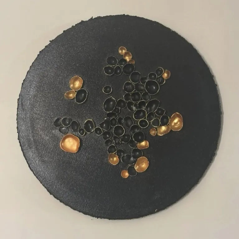 Rundt kunstverk, 30 cm, med sorte og gyldne tredimensjonale former på mattsvart teksturert lerret. Velsignelse av Art by Emerense