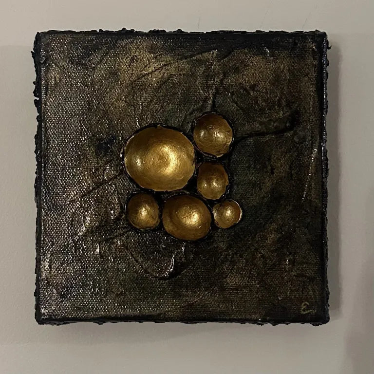 Kvadratisk kunstverk 20×20 cm med gyldne tredimensjonale halvkuler på mørk bronsefarget teksturert lerret. Adore Gull av Art by Emerense