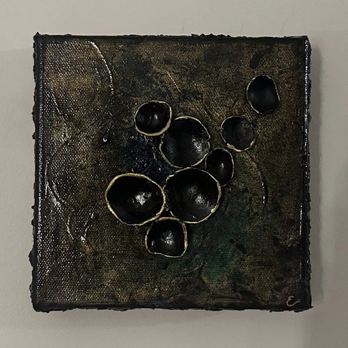 Kvadratisk kunstverk 20×20 cm med sorte tredimensjonale halvkuler med gullkanter på mørk bronsefarget teksturert lerret. Adore Sort av Art by Emerense