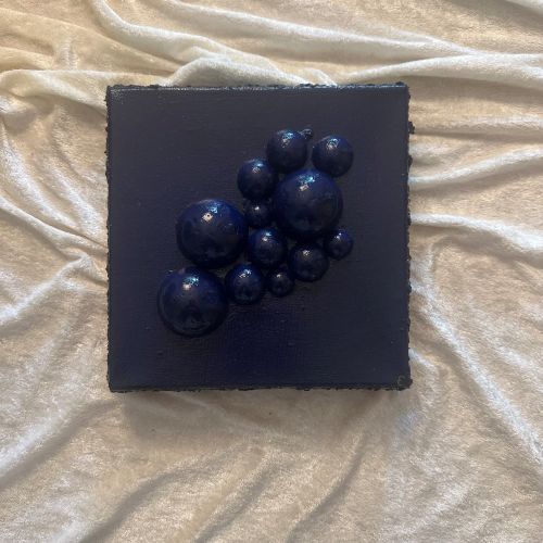 Skulpturelt veggobjekt med mørkeblå halvkuler på sort lerret, sett ovenfra. 30×30 cm, mix medium. Art by Emerense