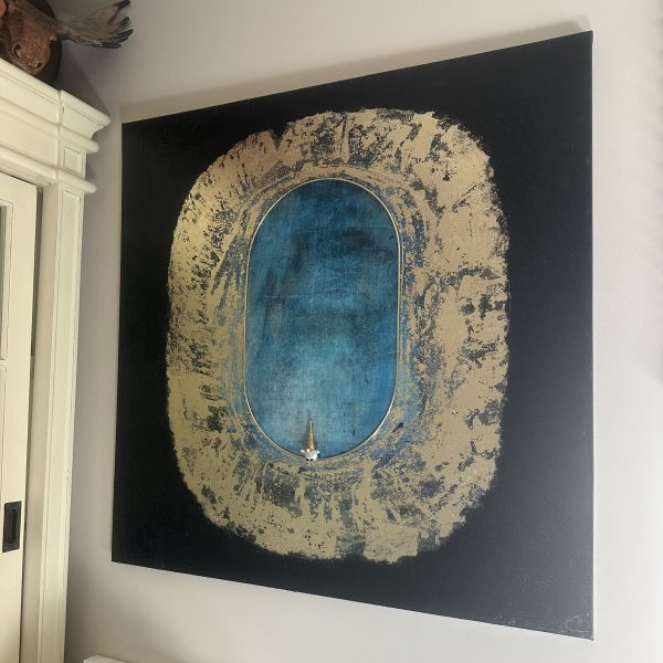 Originalmaleri «Jeg viser deg universet» hengt på vegg – 80x80 cm lerret med gull og blå oval form. Art by Emerense