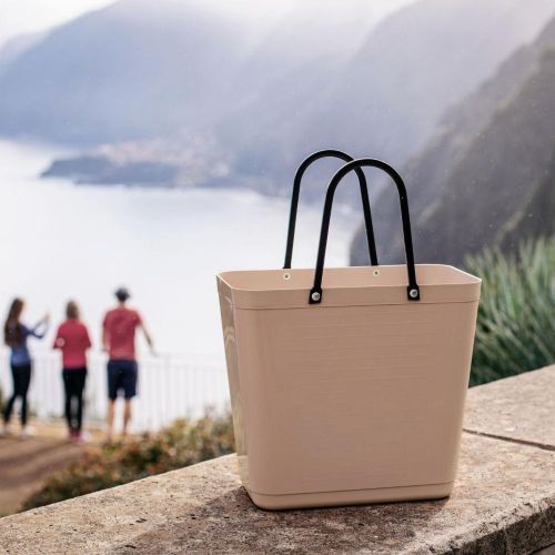 Høy Hinza-veske i resirkulert plast – svensk designveske