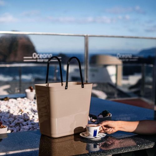 Høy Hinza-veske i resirkulert plast – svensk designveske