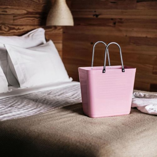 Høy Hinza-veske i resirkulert plast – svensk designveske