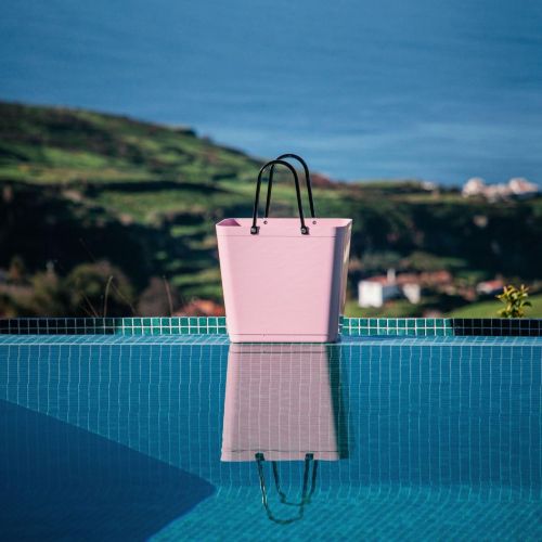 Høy Hinza-veske i resirkulert plast – svensk designveske
