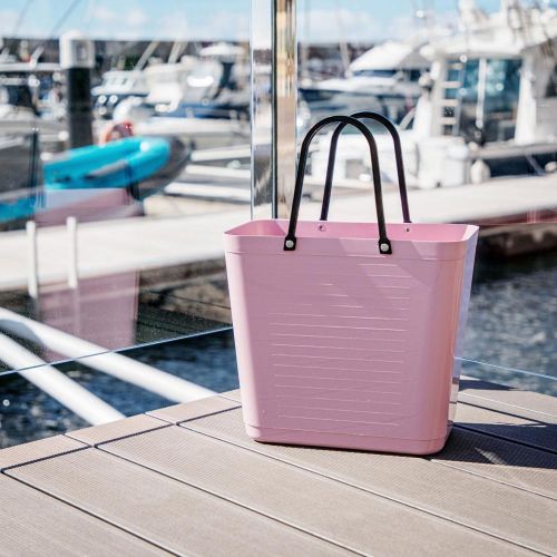 Høy Hinza-veske i resirkulert plast – svensk designveske
