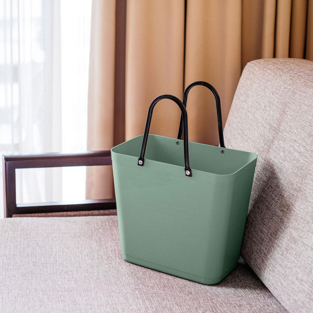 Høy Hinza-veske i resirkulert plast – svensk designveske