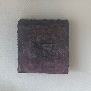 Nærbilde av kvadratisk kunstverk med grov sort nettstruktur over lilla-rosa underlag. 20×20 cm, mix medium. Art by Emerense