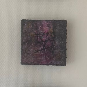 Kvadratisk kunstverk med abstrakt lilla og rosa mønster under grov sort tekstur. Mix medium og kunstvev. Art by Emerense