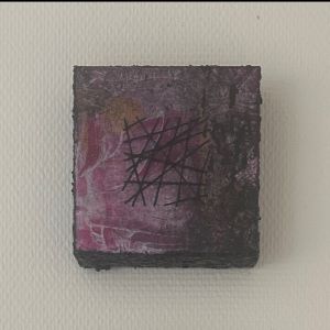 Skrå vinkel av kvadratisk kunstverk med sort nettmønster over dyp lilla-rosa overflate. Rosa nettverk, mix medium. Art by Emerense