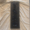 Smalt skulpturelt maleri med mørke tredimensjonale roser på sort teksturert lerret. 40×15 cm, mix medium. Art by Emerense