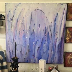Usynlig nærhet – abstrakt akrylmaleri 90x90 cm av Rigmor Emerense Håheim. Blå og lilla toner med oppadstrebende linjer og en bue i midten.