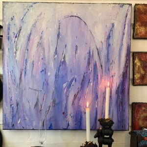 Usynlig nærhet – abstrakt akrylmaleri 90x90 cm av Rigmor Emerense Håheim. Blå og lilla toner med oppadstrebende linjer og en bue i midten.