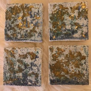Fire kvadratiske kunstverk, 20×20 cm, med grønn-blå og gull teksturert overflate i mix medium og akryl. Vinterstemning av Art by Emerense
